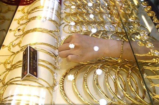 Một số doanh nghiệp kim hoàn lớn tại Hà Nội đang thu hẹp khoảng cách giữa giá vàng thu mua và bán ra.