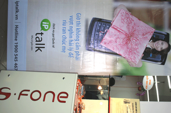 Với gói cước iPtalk, từ phút gọi thứ 201 trở đi, thuê bao trả sau của S-Fone có thể nạp thêm tiền vào tài khoản iPtalk để được hưởng mức cước giá rẻ 1.500 đồng/phút.