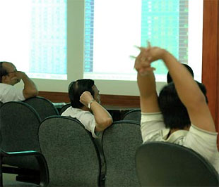 Sở Giao dịch Chứng khoán Tp.HCM đang xúc tiến việc gửi công văn cho Ủy ban Chứng khoán Nhà nước, xin phép kéo dài giao dịch tới 15h00 mỗi ngày.