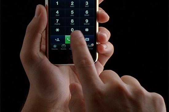 Người tiêu dùng sẽ là đối tượng chịu thiệt nhiều nhất với việc áp giá sàn đối với cước di động?