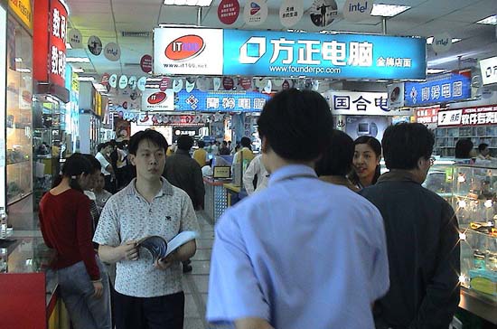 Một trung tâm chuyên bán hàng điện tử ở Trung Quốc - Ảnh: Chinatech.