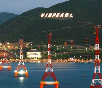 Điểm nổi bật và thu hút nhất tại Công viên giải trí Vinpearl là tuyến cáp treo vượt biển dài nhất thế giới, được khánh thành vào ngày 10/03/2007, với chiều dài là 3.320m, nối từ đất liền ra đảo Hòn Tre.