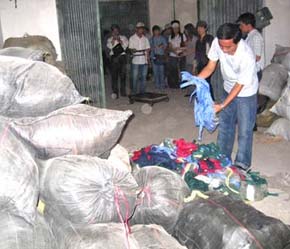 Bắt giữ hàng giả - Ảnh: VNN.