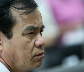 Gương mặt đăm chiêu của một nhà đầu tư trên sàn giao dịch chứng khoán - Ảnh: Mạnh Thắng.