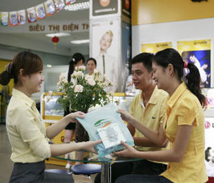 Viettel chủ yếu nhập khẩu trực tiếp hàng chính hãng từ nước ngoài về để bán.