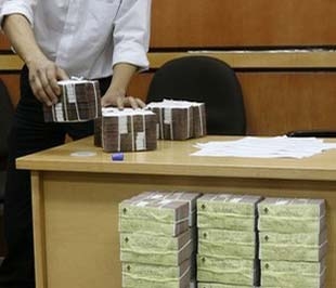 Tại một số ngân hàng, các sản phẩm cho vay tập trung vào các nhu cầu cá nhân mua nhà, ôtô, cho vay tín chấp tiêu dùng… với các hạn mức từ 200 triệu tới 500 triệu đồng - Ảnh: Reuters.