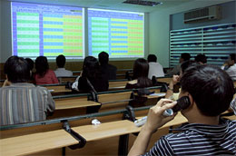 Đến nay, cả hai sàn HNX và HOSE đã có gần 560 doanh nghiệp niêm yết.