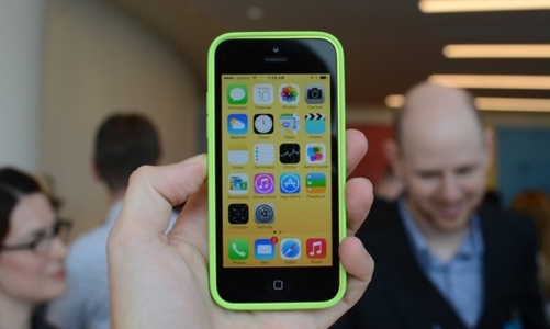 Cận cảnh iPhone “bình dân”... giá cao của Apple