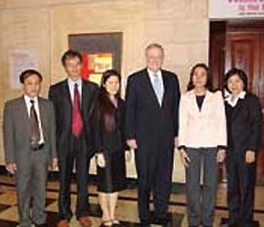 Tác giả (áo trắng) chụp ảnh lưu niệm với tỉ phủ Steve Forbes (thứ ba bên phải sang).