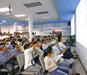 Nhiều nhà đầu tư đang chờ những tác động rõ nét hơn. (ảnh SGTT)