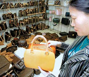 Hiện các mặt hàng lưu thông trong nước không đạt yêu cầu ghi nhãn rất nhiều...