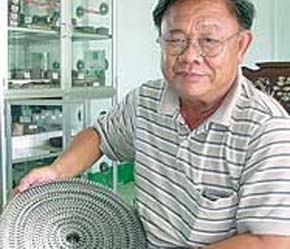 Giám đốc Lư Sùng Hy bên sản phẩm đinh dây xuất khẩu qua Mỹ.