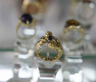 Các nhà phân tích cho rằng, do đang có quan hệ mật thiết với cặp tỷ giá Euro/USD, giá vàng thời gian này có thể có những phiên điều chỉnh bất ngờ theo sự lên xuống của cặp tỷ giá này - Ảnh: Reuters.