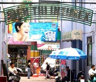 Trước cửa siêu thị Intimex tại Hà Nội.