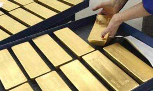 Giá vàng ổn định, giá dầu tăng mạnh do bão