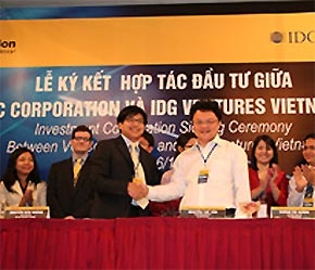 Ông Nguyễn Thế Tân (hàng trước, bên phải) và đại diện của IDG Ventures trong lễ công bố đầu tư vào VC Corporation.