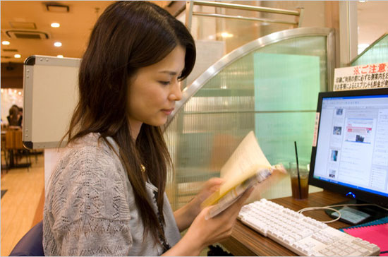 Mỗi ngày chị Yokogawa dành thêm 3 giờ để làm thêm - Ảnh: NYTimes.