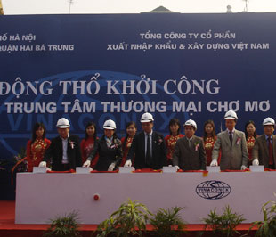 Dự án được xây dựng trên khuôn viên đất chợ Mơ cũ, có diện tích gần 15.000 m2. Trong đó, đất xây dựng Trung tâm thương mại chợ Mơ là trên 11.000 m2, đất dành cho mở đường theo quy hoạch là 3.522 m2.