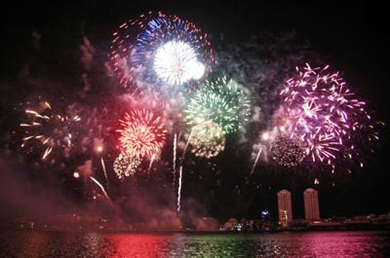 Tiết mục pháo hoa của đội Việt Nam tại cuộc thi bắn pháo hoa quốc tế Đà Nẵng 2010.