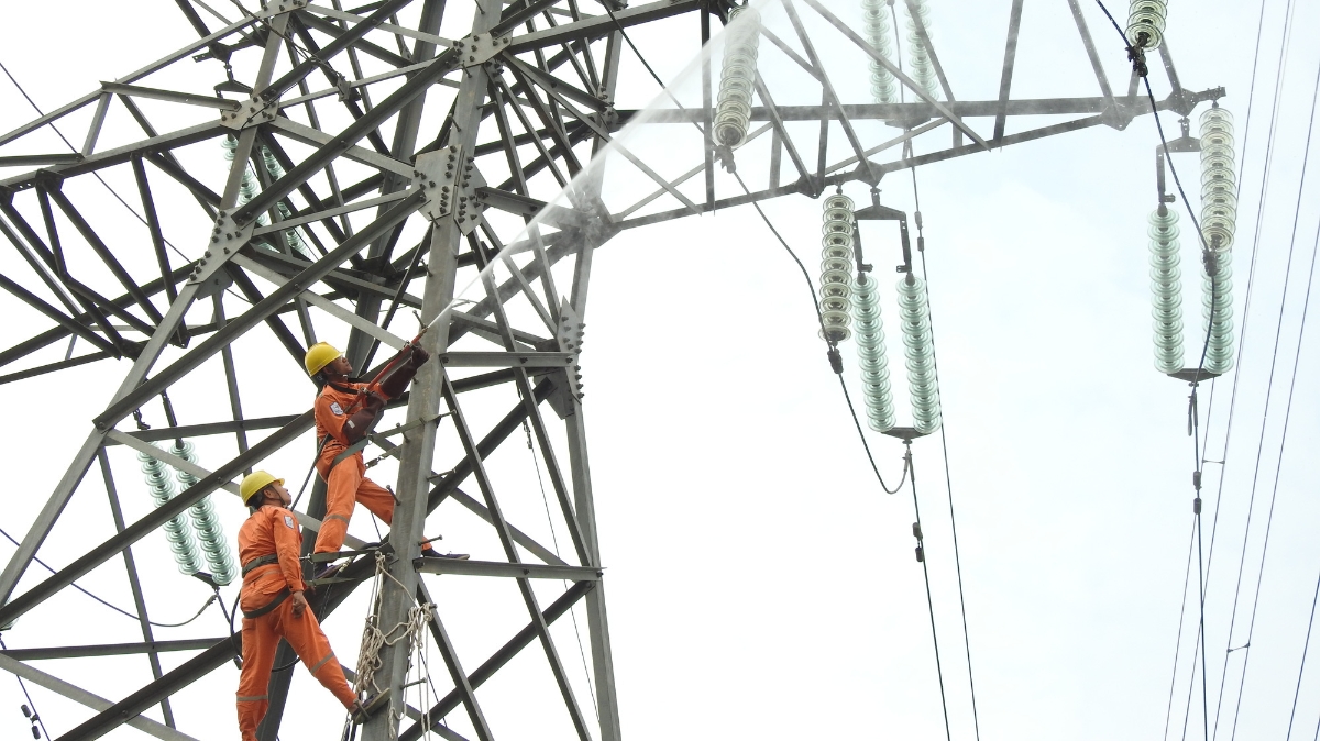 Trong 2 tháng cuối năm 2019, Tổng công ty tiếp tục tăng cường các giải pháp đảm bảo cung ứng điện an toàn, ổn định cho khách hàng, giảm tổn thất điện năng, đẩy nhanh tiến độ thi công các công trình điện.