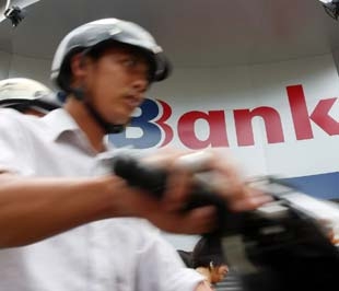 Hoạt động cho vay của các ngân hàng vẫn phải tuân thủ theo pháp luật, cụ thể trong trường hợp này là quy định về mức lãi suất cho vay tối đa trong Bộ luật Dân sự.