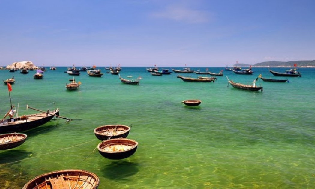 Vùng miền Trung là mặt tiền biển của Việt Nam, chiếm 50% số tỉnh giáp biển của cả nước với chiều dài đường bờ biển 1.900 km