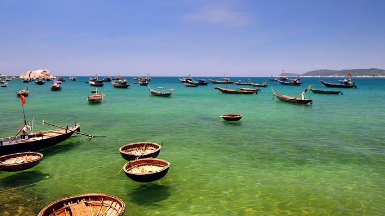 Vùng miền Trung là mặt tiền biển của Việt Nam, chiếm 50% số tỉnh giáp biển của cả nước với chiều dài đường bờ biển 1.900 km