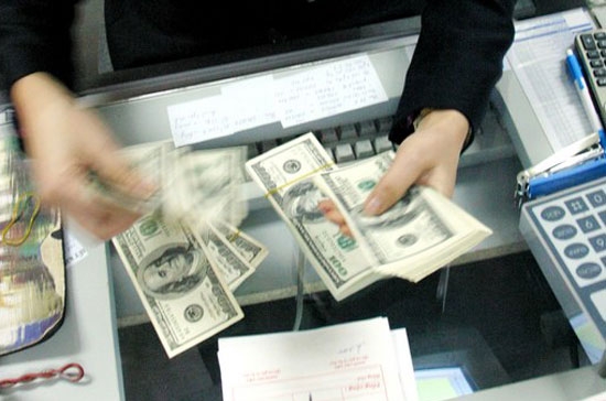 Trên thị trường ngoại hối trong nước sáng 7/4, tỷ giá USD liên ngân hàng do Ngân hàng Nhà nước công bố tăng trở lại mốc 20.713 đồng/USD.