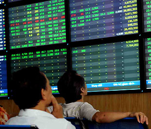 Kể từ 1/7, để được hoạt động với bốn hoạt động chính như môi giới, tự doanh, bảo lãnh phát hành, tư vấn đầu tư chứng khoán, các công ty chứng khoán sẽ phải chịu phí 200 triệu đồng, tăng 120 triệu đồng so với mức 80 triệu hiện nay - Ảnh Quang Liên.