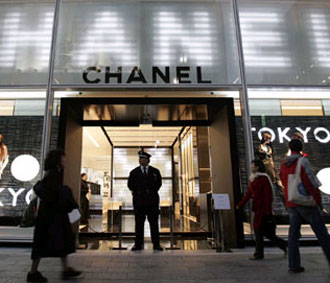 Một cửa hiệu của hãng thời trang Chanel ở Tokyo. Chanel là một trong những thương hiệu thời trang cao cấp hàng đầu thế giới.