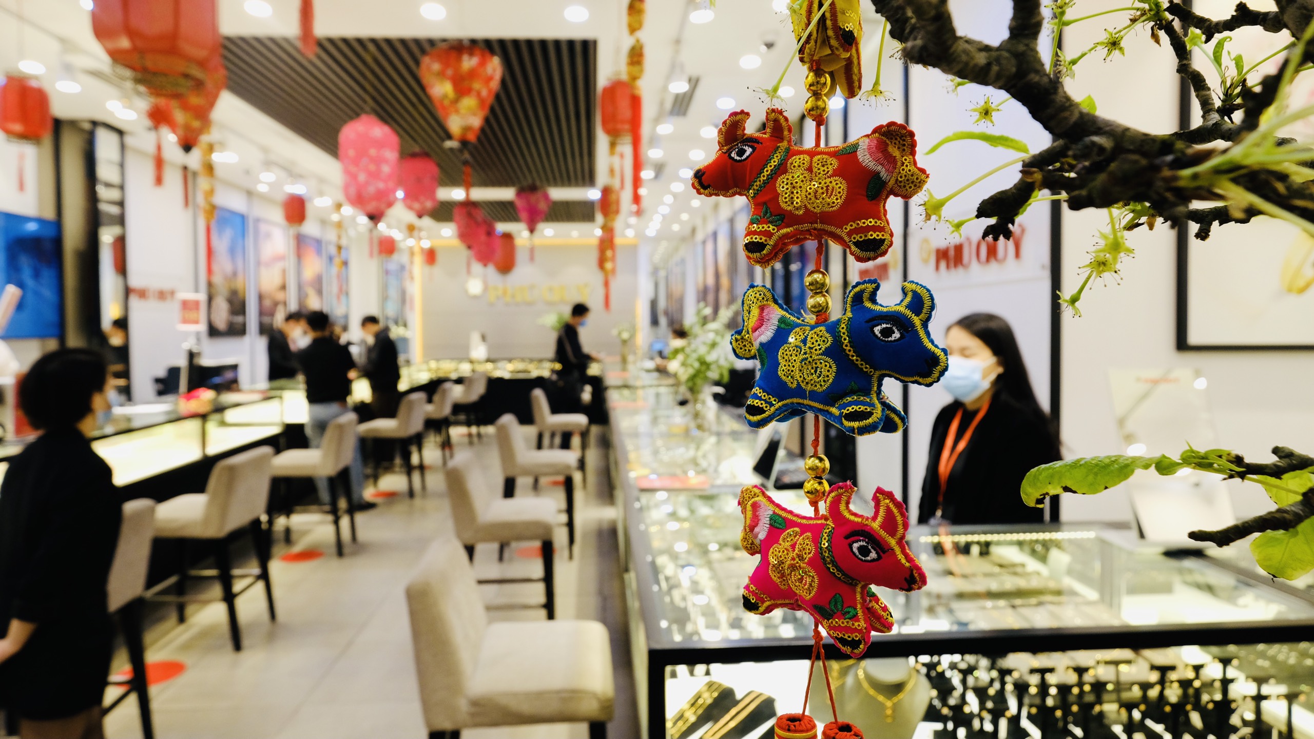 Quang cảnh bên trong các cửa hàng cũng thưa vắng khác lạ. Ảnh: Phương Thảo