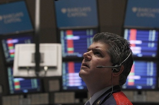 Diễn biến lúc thị trường mở cửa ngày giao dịch cũng khá giống với lúc thị trường đóng cửa ngày giao dịch, khi Dow Jones mất điểm, S&P 500 không thay đổi giá trị - Ảnh: Reuters.