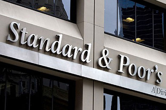 S&P hạ triển vọng nợ dài hạn của Mỹ xuống mức tiêu cực.