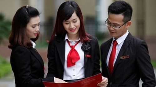 Xác định mục tiêu cải cách thủ tục hành chính hướng đến khách hàng và 
phục vụ khách hàng ngày càng tốt hơn, Agribank chú trọng nâng cao chất 
lượng dịch vụ, cải tiến đổi mới các dịch vụ của ngân hàng.