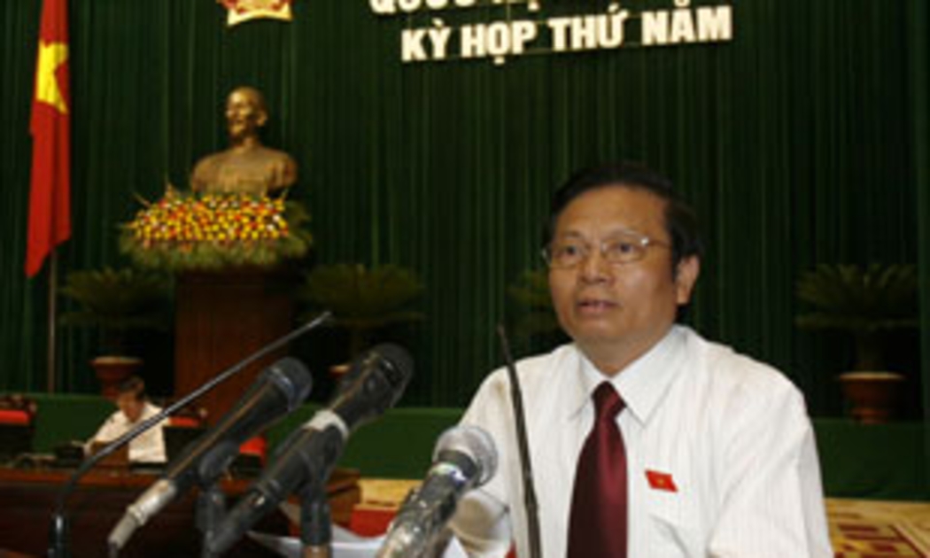 Bộ trưởng Lê Doãn Hợp trình bày tờ trình dự án Luật Viễn thông - Ảnh: TTXVN.