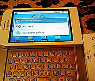 Một bức ảnh lan truyền trên mạng được cho là chiếc HTC Dream sử dụng hệ điều hành Android của Google.