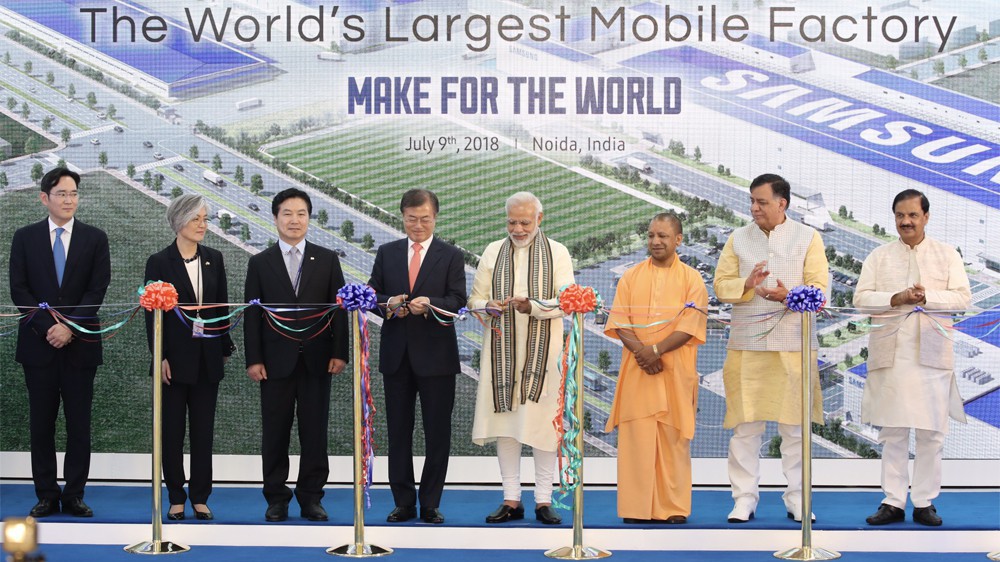 Phó chủ tịch Samsung Electronices Lee Jae-yong tham dự lễ khánh thành nhà máy smartphone lớn nhất thế giới của Samsung cùng Ấn Độ Narendra Modi, Tổng thống Hàn Quốc và các quan chức, doanh nhân hai nước - Ảnh: Yonhap News.