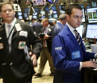 Trong tuần, chỉ số Dow Jones tăng 1,74%, chỉ số Nasdaq tiến thêm 3,1% và chỉ số S&P 500 lên 2,59% - Ảnh: AP.