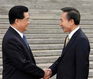 Chủ tịch Trung Quốc Hồ Cẩm Đào (trái) và Tổng thống Hàn Quốc Lee Myung-Bak.