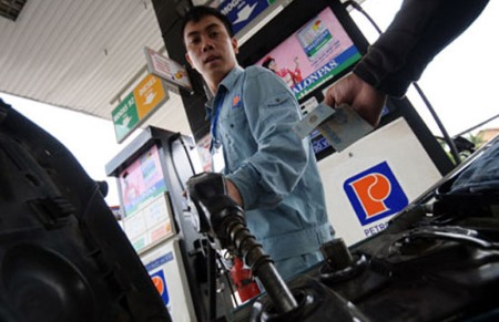 Khí thải từ việc sử dụng xăng, dầu được cho là một trong những nguyên nhân gây ô nhiễm môi trường.