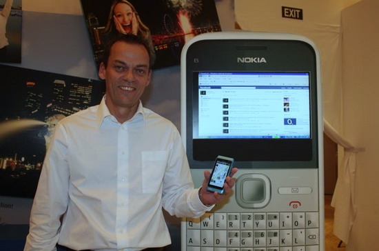 Ông William Hamilton Whyte, Tổng giám đốc Nokia Đông Dương, giới thiệu "dế" N8 - Ảnh: Phạm Vinh.