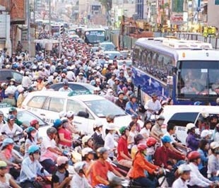 Năm 2008, kinh tế khó khăn, cuộc sống của người dân càng trở nên ngột ngạt hơn khi phải thường xuyên đối mặt với nạn kẹt xe, úng lụt, ô nhiễm môi trường và lô cốt mọc lên khắp nơi... - Ảnh: Lê Toàn.