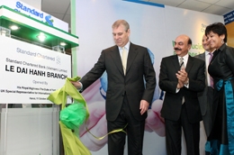 Chi nhánh này là trung tâm dịch vụ ngân hàng ưu tiên đầu tiên của Standard Chartered tại Hà Nội.