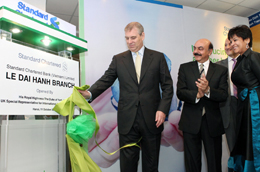 Chi nhánh này là trung tâm dịch vụ ngân hàng ưu tiên đầu tiên của Standard Chartered tại Hà Nội.