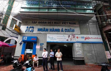 Trả lời báo giới chiều 24/8, lãnh đạo ACB cho biết nhiều người dân đã gửi tiền trở lại tại ngân hàng này. Trong đó, tiền tiết kiệm đáo hạn tiếp tục gửi lại ACB đạt hơn 5.000 tỉ đồng.