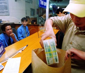 Một số thông tin trên thị trường cho rằng vốn từ các tổ chức tín dụng đang đổ mạnh vào thị trường qua hoạt động cho vay, cá biệt có trường hợp dư nợ lên đến 30% - Ảnh: VT.