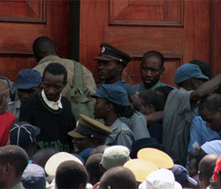 Quang cảnh người dân chờ rút tiền trước cửa một ngân hàng ở Zimbabwe - Ảnh: AP.