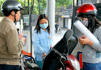Bước sang năm 2010, đây là lần đầu tiên giá bán lẻ xăng được điều chỉnh tăng.