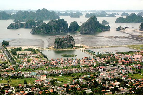 Thành phố Cẩm Phả có diện tích tự nhiên 48.645 ha và 195.800 nhân khẩu