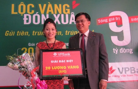 Một khách hàng nhận giải đặc biệt của VPBank trong chương trình khuyến mại đầu năm 2012.